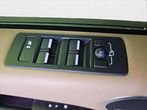 New 2024 Land Rover Discovery Metropolitan Edition image 27