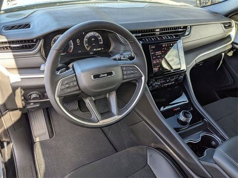 New 2025 Jeep Grand Cherokee Altitude image 15