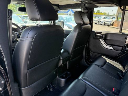 Used 2015 Jeep Wrangler Unlimited Sahara w/ Connectivity Group AWD/4WD image 25