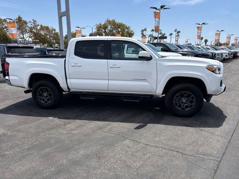 Used 2018 Toyota Tacoma SR5 AWD/4WD image 11