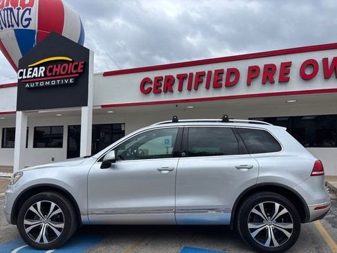 Used 2017 Volkswagen Touareg Wolfsburg Edition image 4