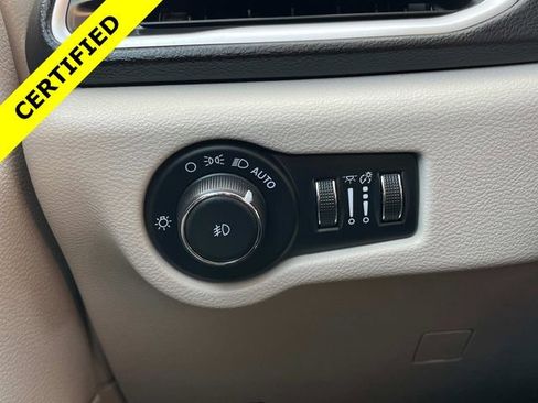 Certified 2024 Chrysler Pacifica Touring-L image 28