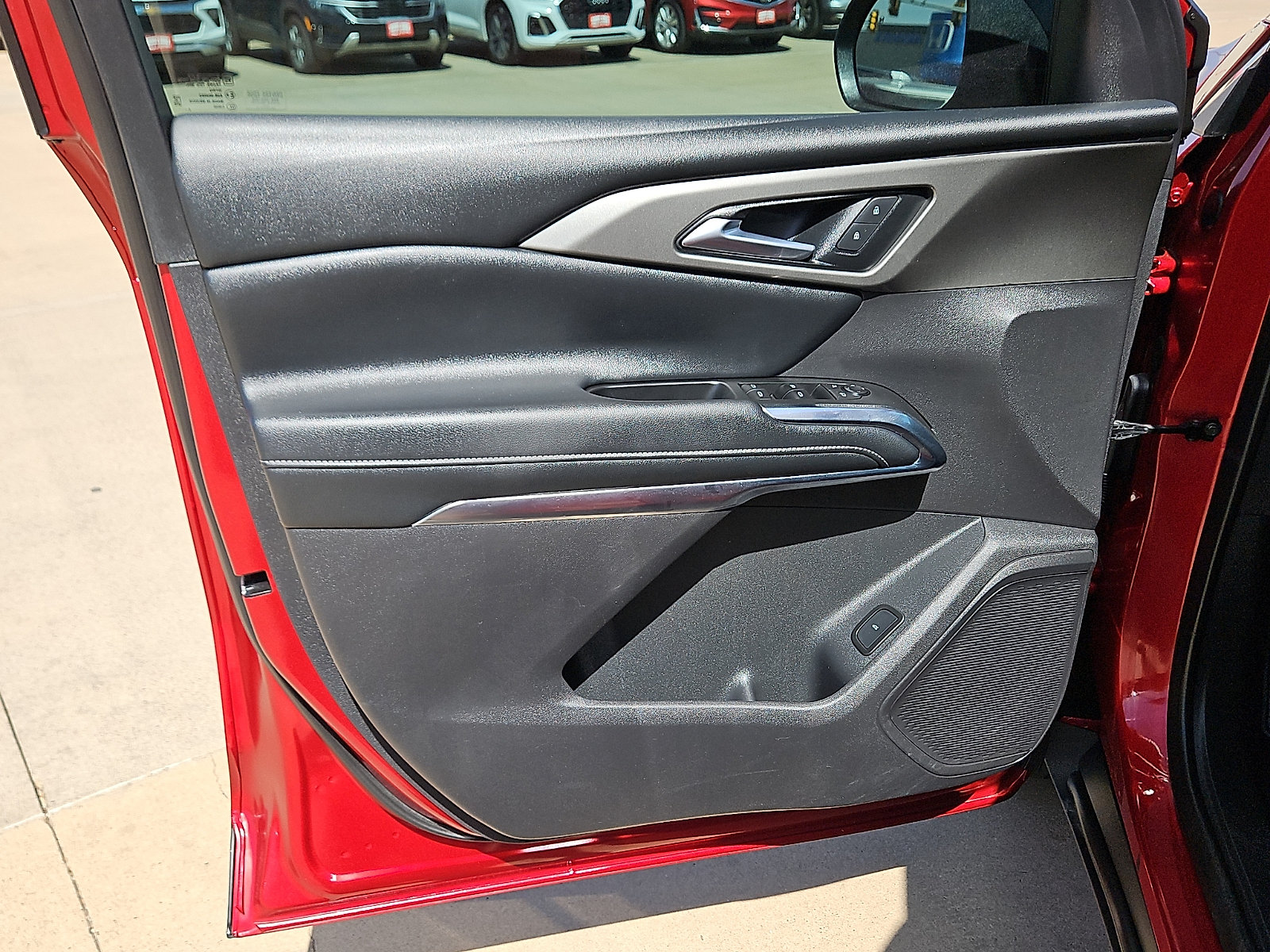 Used 2025 Chevrolet Traverse LT FWD image 13