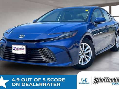 Used 2025 Toyota Camry SE FWD image 1