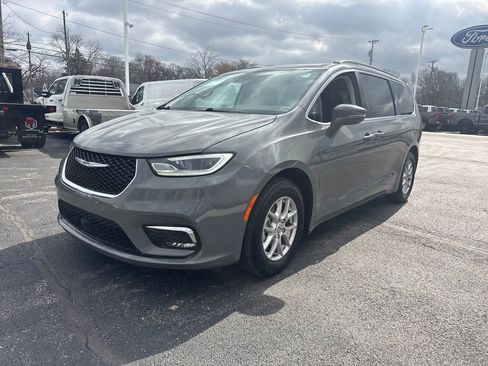 Used 2022 Chrysler Pacifica Touring-L image 2