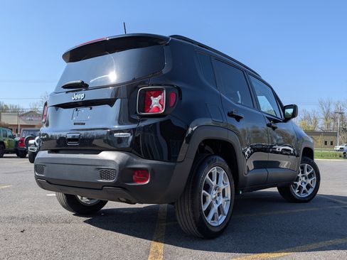 Used 2022 Jeep Renegade Latitude AWD/4WD image 5