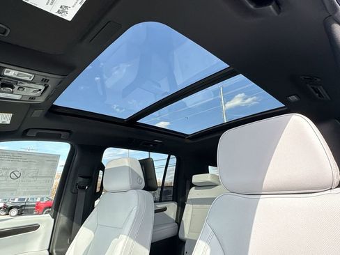 New 2026 Chevrolet Suburban Premier image 21