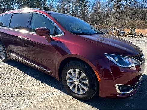 Used 2018 Chrysler Pacifica Touring-L image 5