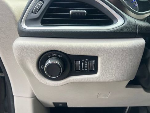 Used 2018 Chrysler Pacifica LX FWD image 17