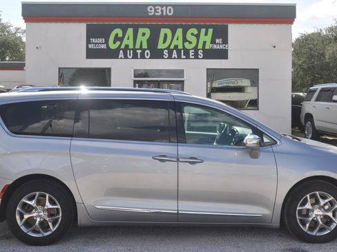 Used 2018 Chrysler Pacifica Limited FWD image 22