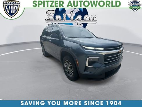 Used 2025 Chevrolet Traverse LT FWD image 2