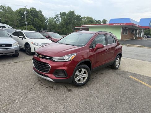 Used 2018 Chevrolet Trax LT w/ Sun & Sound Package AWD/4WD image 2