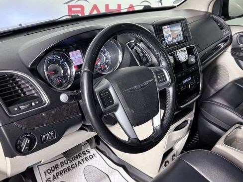 Used 2012 Chrysler Town & Country Touring w/ Entertainment Group #1 FWD image 11