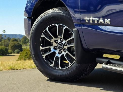 Used 2024 Nissan Titan SV w/ SV Convenience Package image 8