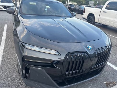 Used 2023 BMW i7 xDrive60 w/ Executive Package 2 AWD/4WD image 3