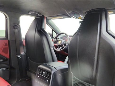 Used 2024 Porsche Cayenne Turbo GT image 27
