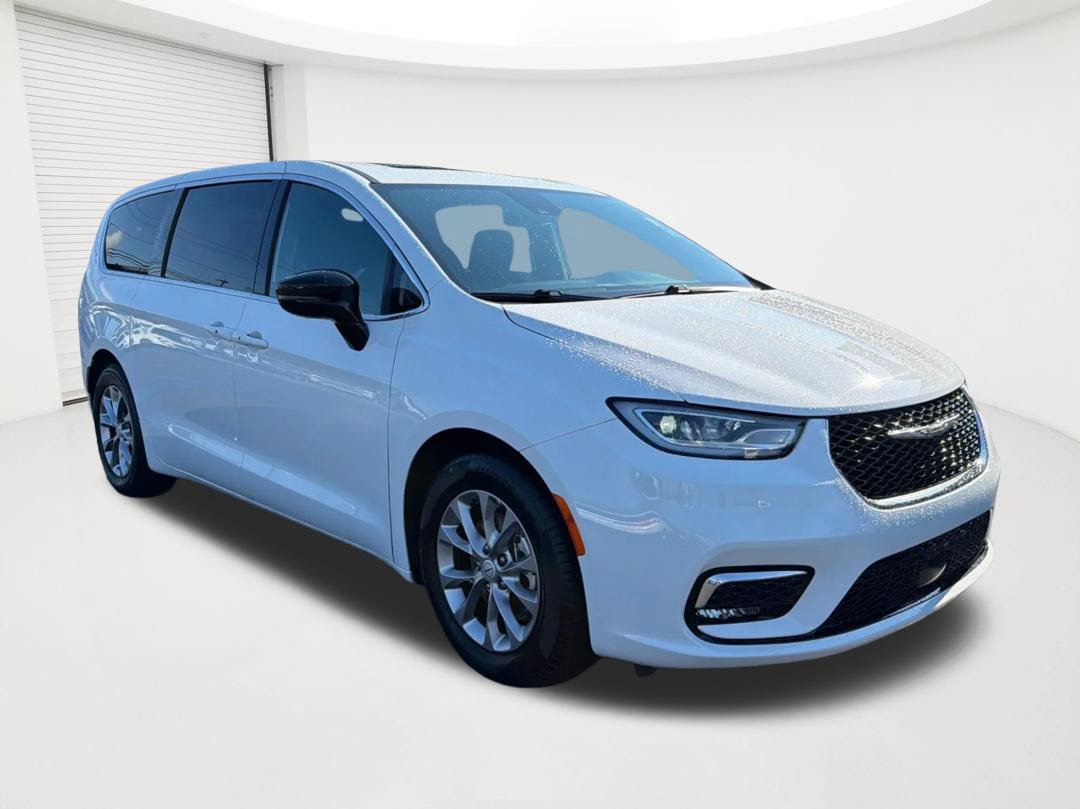 Used 2026 Chrysler Pacifica Limited FWD image 3