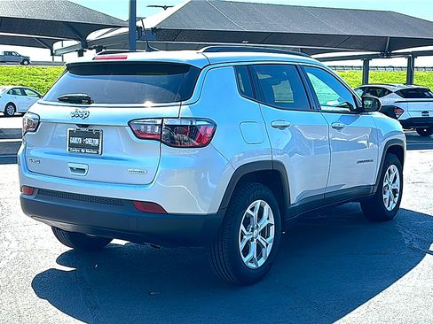 Used 2024 Jeep Compass Latitude AWD/4WD image 8