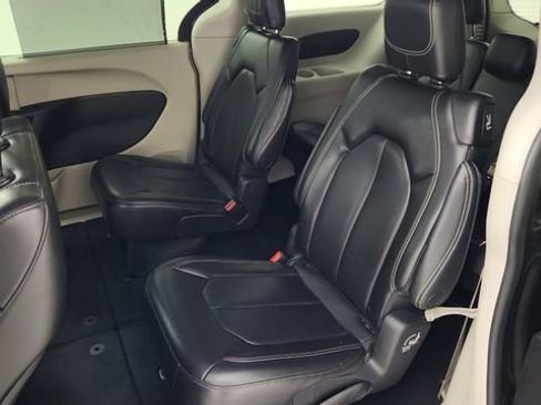 Used 2023 Chrysler Pacifica Touring-L FWD image 20