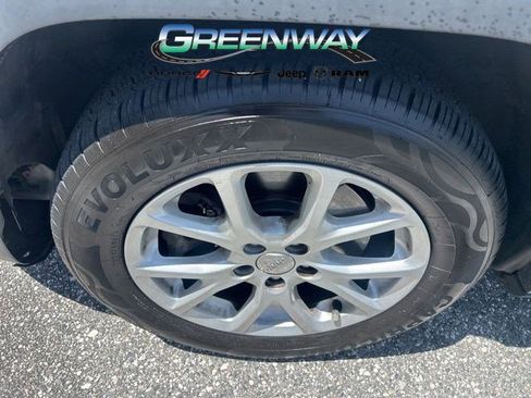 Used 2016 Jeep Cherokee Latitude w/ Comfort/Convenience Group FWD image 2