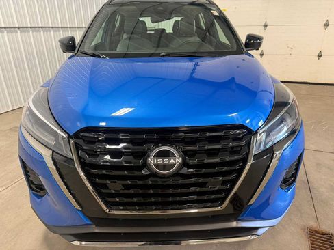 Used 2023 Nissan Kicks SR w/ SR Premium Package FWD image 3