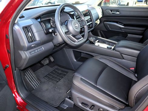 Used 2024 Nissan Pathfinder SL image 14