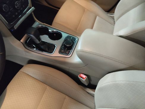 Used 2019 Jeep Grand Cherokee Laredo AWD/4WD image 26