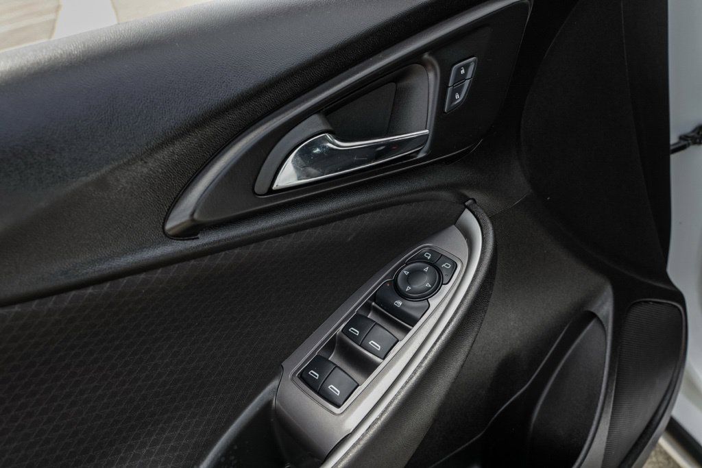 Used 2025 Chevrolet Malibu RS FWD image 16
