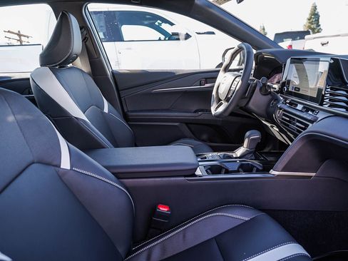 New 2026 Toyota Camry Hybrid FWD image 11