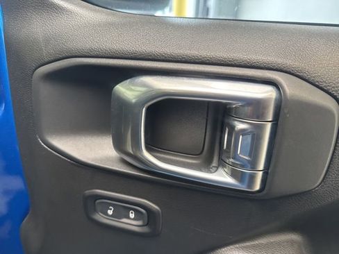 Used 2025 Jeep Gladiator Sport AWD/4WD image 7