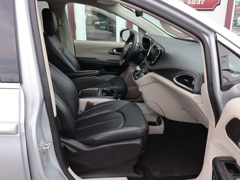 Used 2024 Chrysler Pacifica Limited FWD image 9