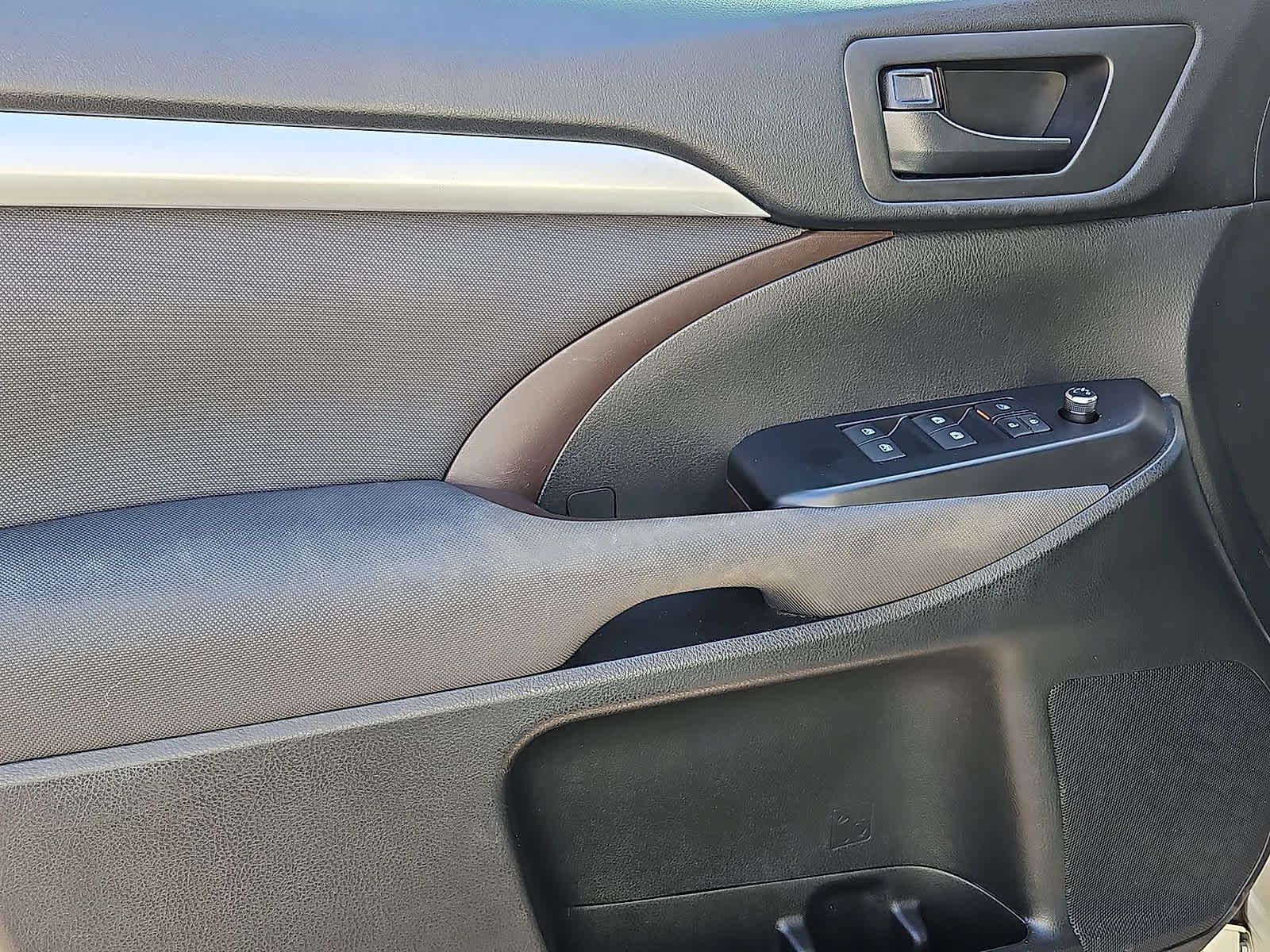 Used 2017 Toyota Highlander LE FWD image 26