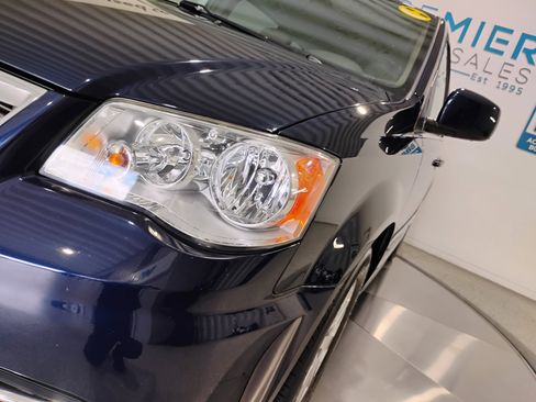 Used 2016 Chrysler Town & Country Touring image 60