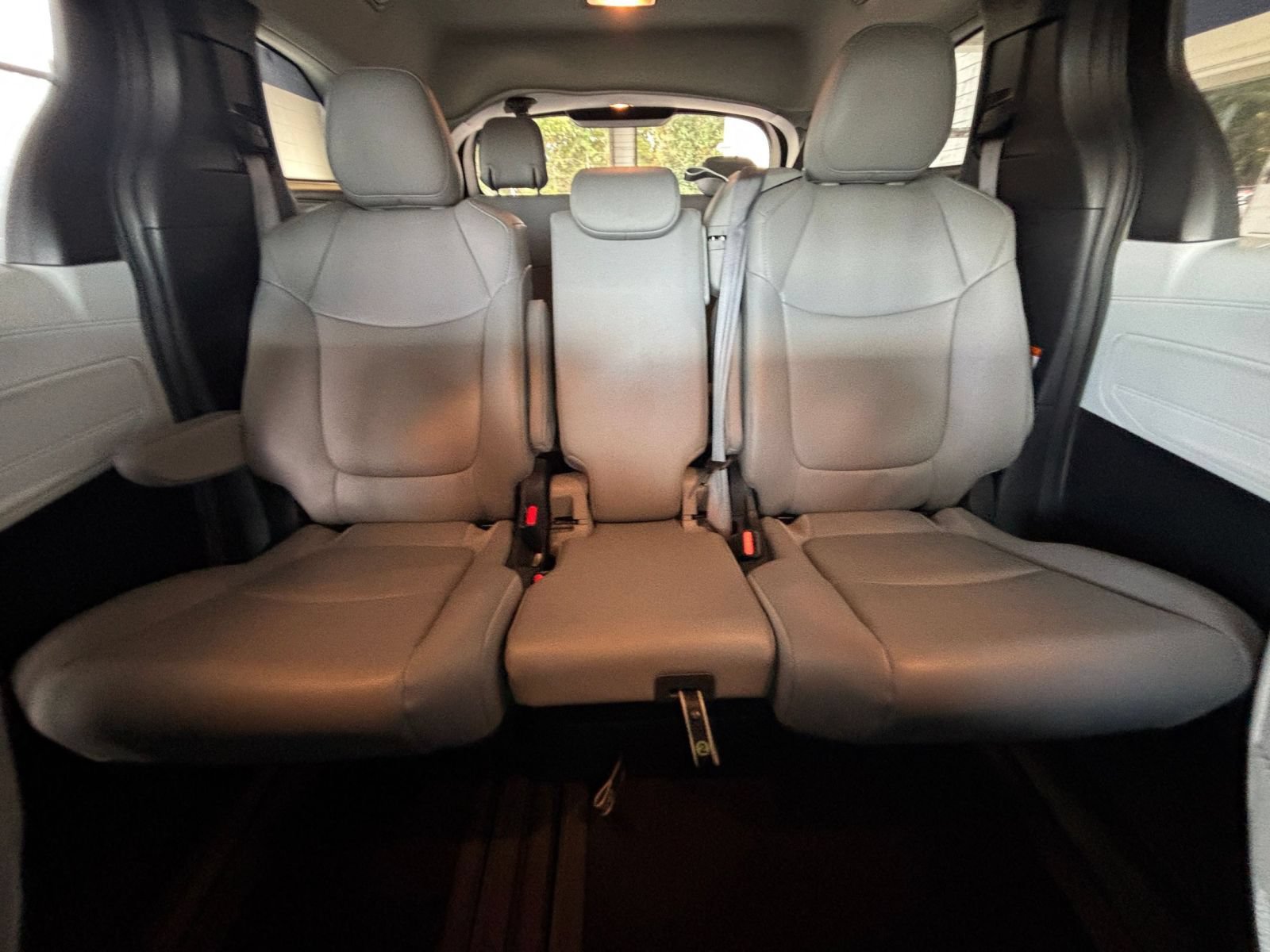 Used 2025 Toyota Sienna XLE FWD image 40
