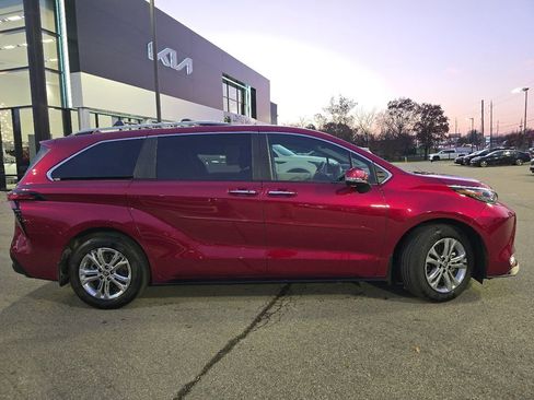 Used 2024 Toyota Sienna Platinum image 20