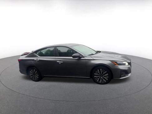 Used 2025 Nissan Altima 2.5 SV FWD image 2