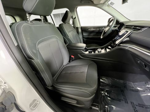 Used 2023 Jeep Grand Cherokee Laredo image 25