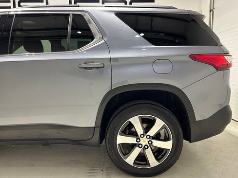 Used 2021 Chevrolet Traverse LT w/ LT Premium Package FWD image 4