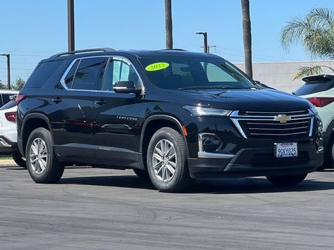 Used 2023 Chevrolet Traverse LT image 2