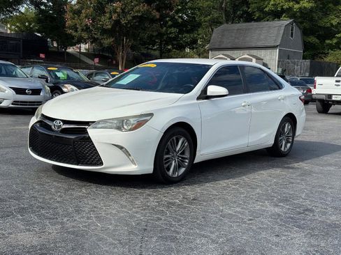 Used 2015 Toyota Camry SE image 3