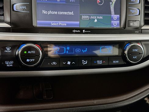 Used 2014 Toyota Highlander XLE image 16