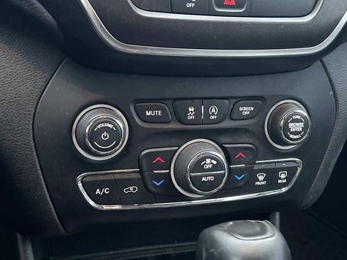 Used 2020 Jeep Cherokee Trailhawk w/ Cold Weather Group image 24