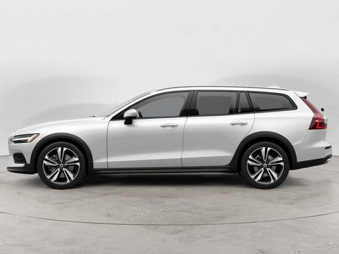 Certified 2025 Volvo V60 B5 Cross Country Plus AWD/4WD image 4