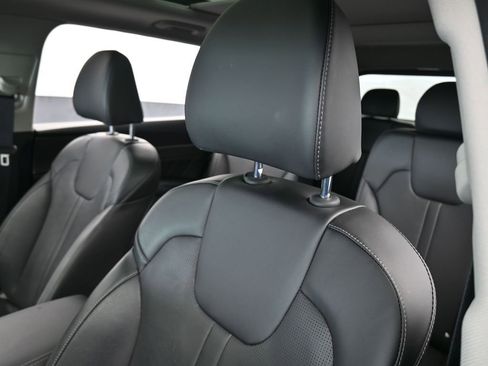 Used 2025 Kia Sorento SX image 17