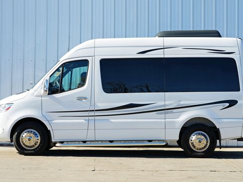 Used 2024 Mercedes-Benz Sprinter 2500 image 9