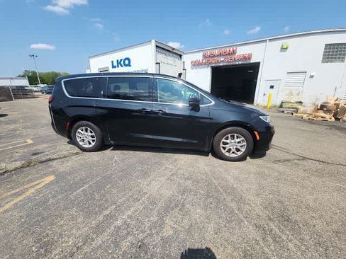 Used 2023 Chrysler Pacifica Touring-L FWD image 11