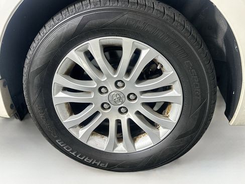 Used 2017 Toyota Sienna XLE image 10