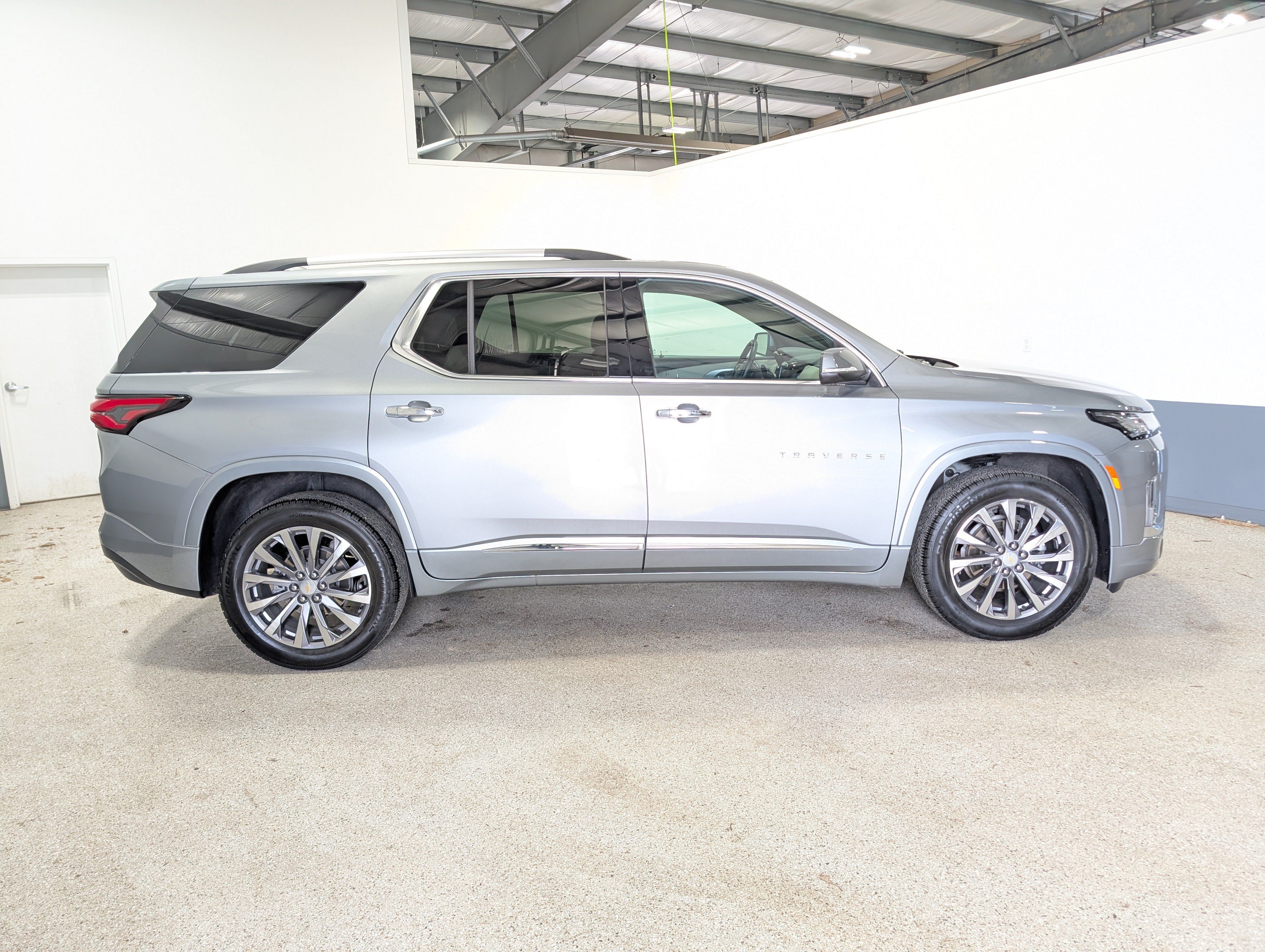 Used 2023 Chevrolet Traverse Premier FWD image 2