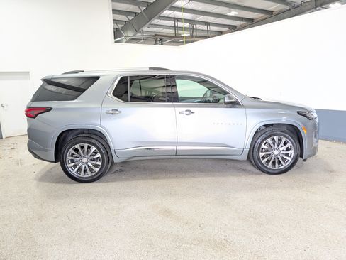 Used 2023 Chevrolet Traverse Premier FWD image 2