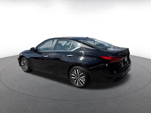 Used 2025 Nissan Altima 2.5 SV image 10